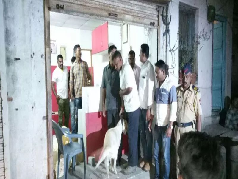 two injured in courier box blast at ahmednagar | अहमदनगरमध्ये कुरिअर पार्सल बॉक्सचा स्फोट, दोन जण गंभीर जखमी