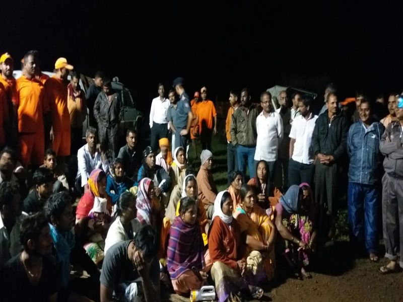 31 people rescued safely from Ahmednagar | अहमदनगरमधील तलाव फुटून अरणगावाला पुराचा वेढा, 31 जणांची सुखरुप सुटका