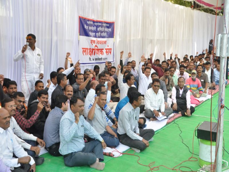 responding to the strike of the power workers in ahmednagar | नगरमध्ये वीज कर्मचाऱ्यांच्या संपाला प्रतिसाद 