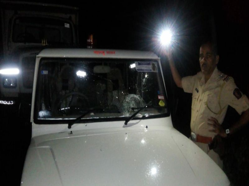 attack of the sand smugglers on officer in ahmednagar | वाळू तस्करांचा प्रांताधिकारी दानेज यांच्यावर हल्ला