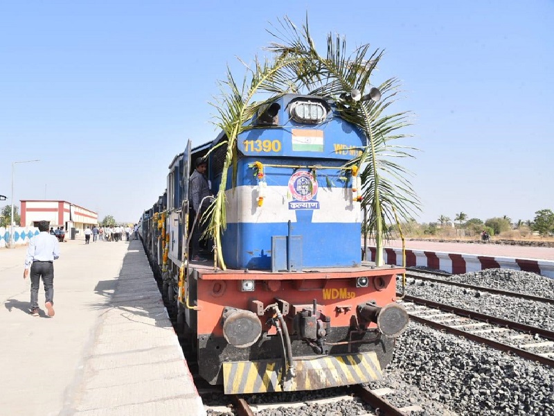 Ahmednagar-Beed railway speed test successful; Railway run between Narayandoho to Solapurwadi | अहमदनगर-बीड रेल्वेची वेग चाचणी यशस्वी; नारायणडोहो ते सोलापूरवाडी दरम्यान धावली रेल्वे