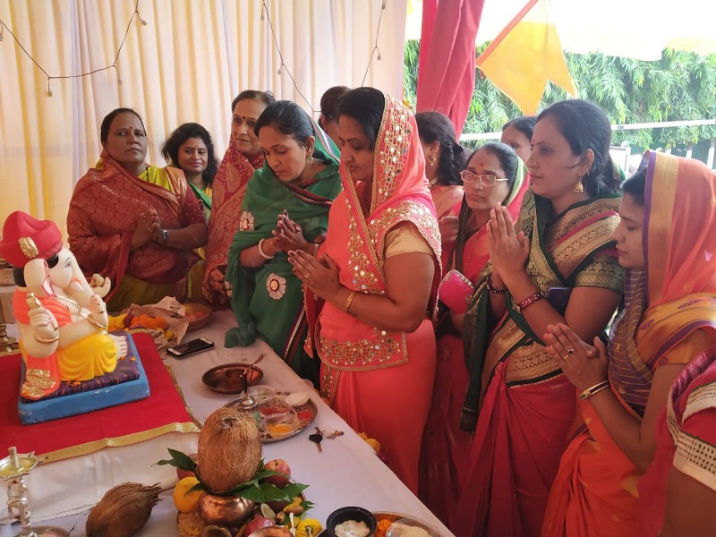 Women's Ganeshotsav started in Ahmednagar Lokmat Bhawan | लोकमत भवनमध्ये महिलांच्या गणेशोत्सवाला प्रारंभ