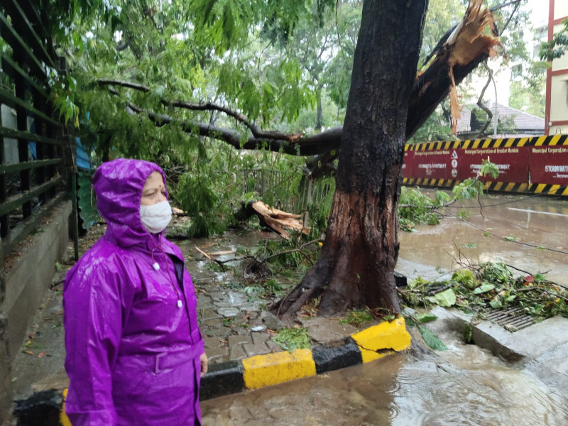 Cyclone Tauktae Updates: The mayor Kishori Pednekar took stock of the situation in Mumbai | Cyclone Tauktae Updates: पाण्याचा जलद गतीने निचरा होण्यासाठी प्रयत्न सुरु; मुंबईतील परिस्थितीचा महापौरांनी घेतला आढावा
