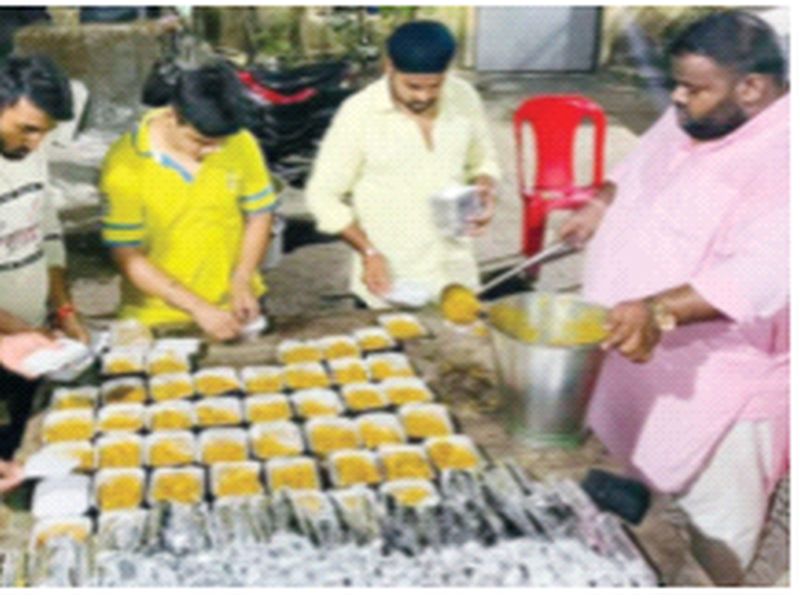 Sagar Utwal became the breadwinner for the poor; Activities are underway in Ulhasnagar | गोरगरिबांसाठी सागर उटवाल ठरले अन्नदाता; उल्हासनगरात सुरू आहे उपक्रम