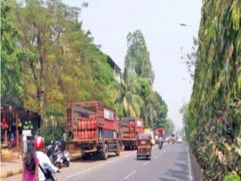 The possibility of an accident due to a truck filled with gas cylinders | गॅस सिलिंडरने भरलेल्या ट्रकमुळे अपघाताची शक्यता