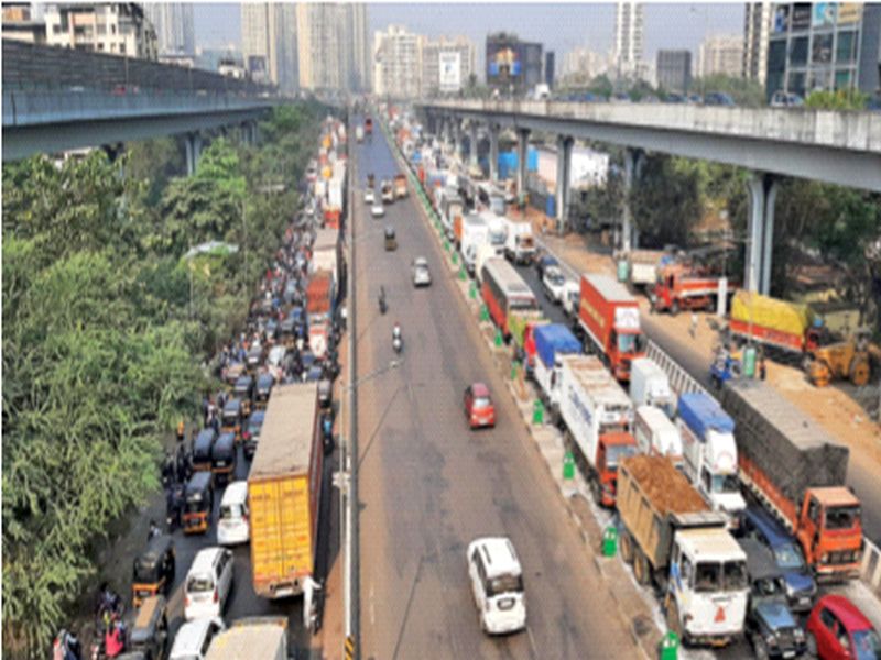20 km traffic congestion in Thane | ठाण्यात तब्बल 20 किलोमीटरची वाहतूककोंडी; मुंब्रा बायपास कंटेनर उलटला