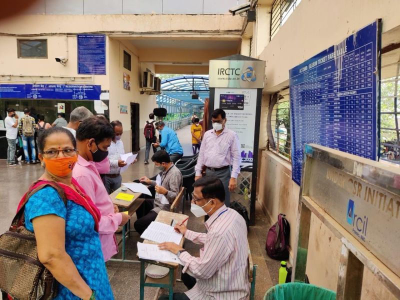 Verification of vaccination certificates of 2506 citizens at railway stations in KDMC | केडीएमसी हद्दीतील रेल्वे स्थानकांवर 2506 नागरिकांच्या लसीकरण प्रमाणपत्राची पडताळणी  