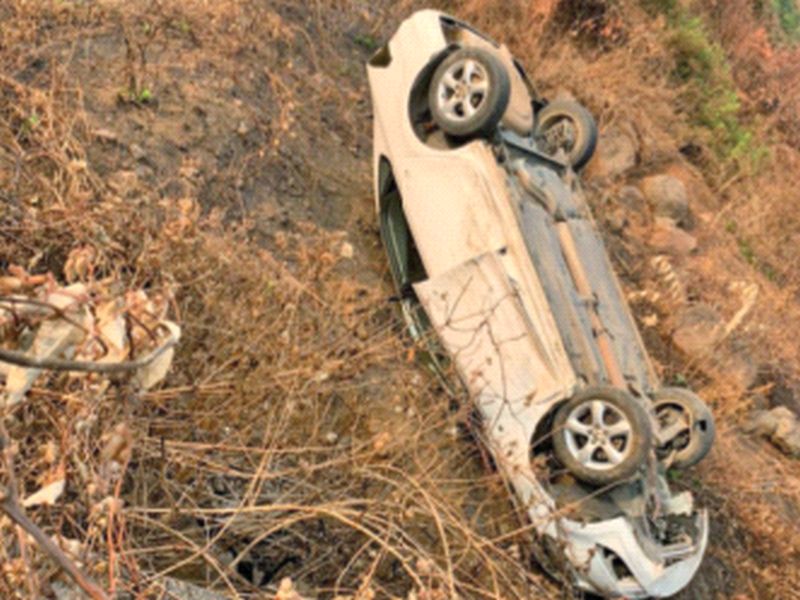 Car accident at Neral on Karjat-Kalyan state highway | कर्जत-कल्याण राज्यमार्गावर नेरळ येथे कारला अपघात