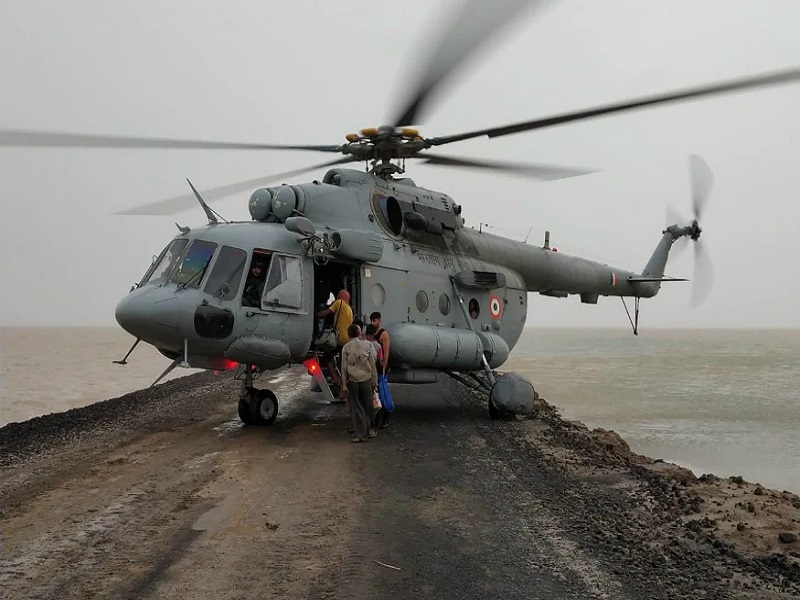Air Force Mi-17 helicopter crashes in Arunachal Pradesh, fortunately pilot and crew members safe | अरुणाचल प्रदेशात वायुसेनेचे Mi-17 हेलीकॉप्टर कोसळले, सुदैवाने पायलट आणि क्रू मेंबर सुरक्षित