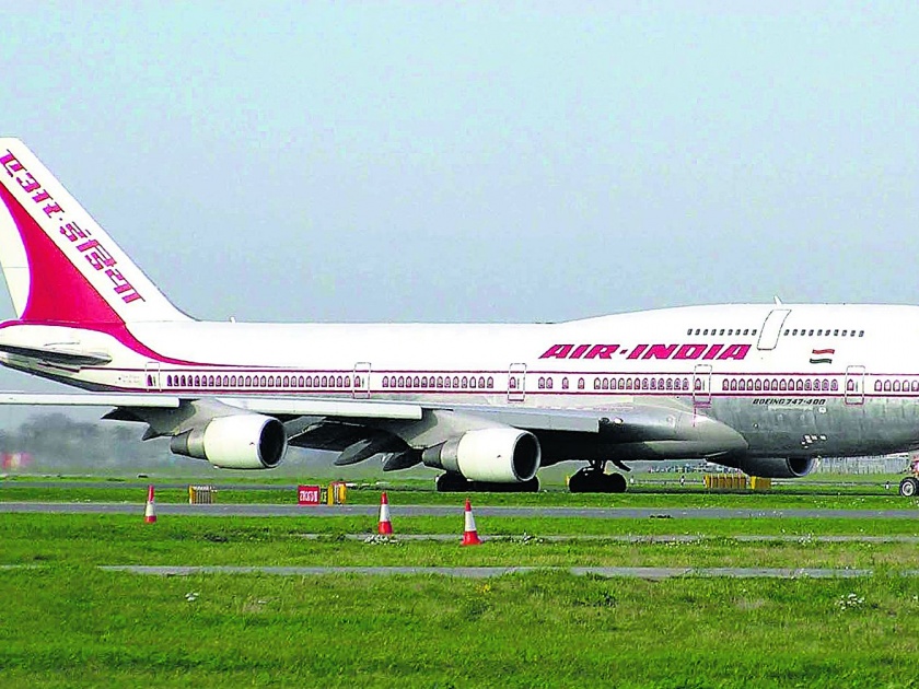 Air India cabin crew member falls from aircraft critical | एअर इंडियाची एअर हॉस्टेस विमानातून पडली; प्रकृती गंभीर