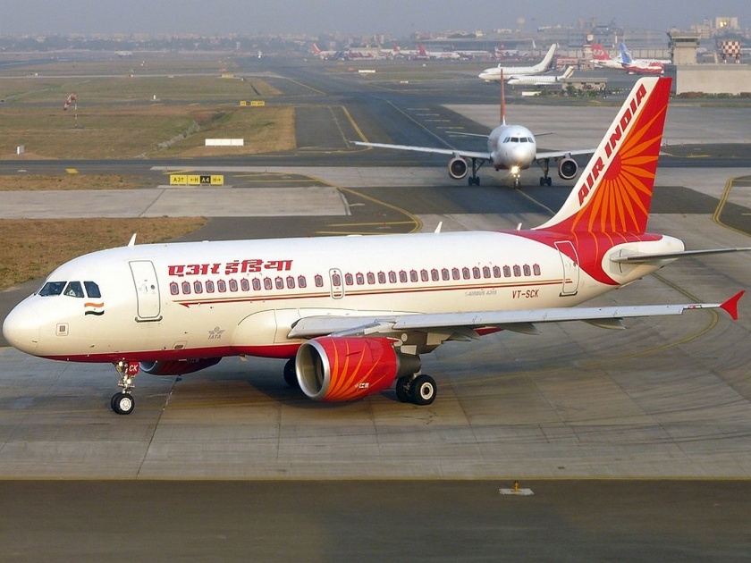 air india flight delayed by one and half hour after pilot stuck in traffic | वैमानिक वाहतूक कोंडीत अडकला अन्  प्रवासी दीड तास विमानात ताटकळले