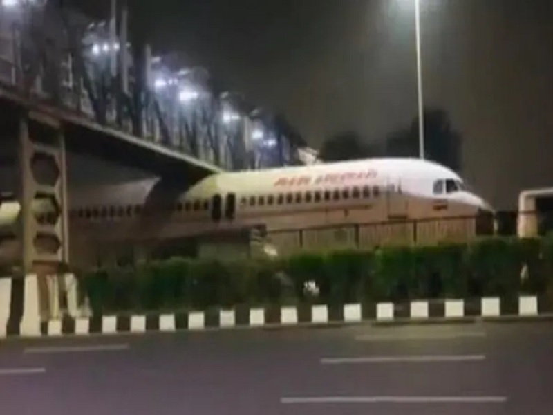 Air India's plane stuck under foot over bridge; Video goes viral on social media | फूट ओव्हर ब्रिजखाली अडकलं Air India चं विमान; Social Media वर व्हिडीओ व्हायरल