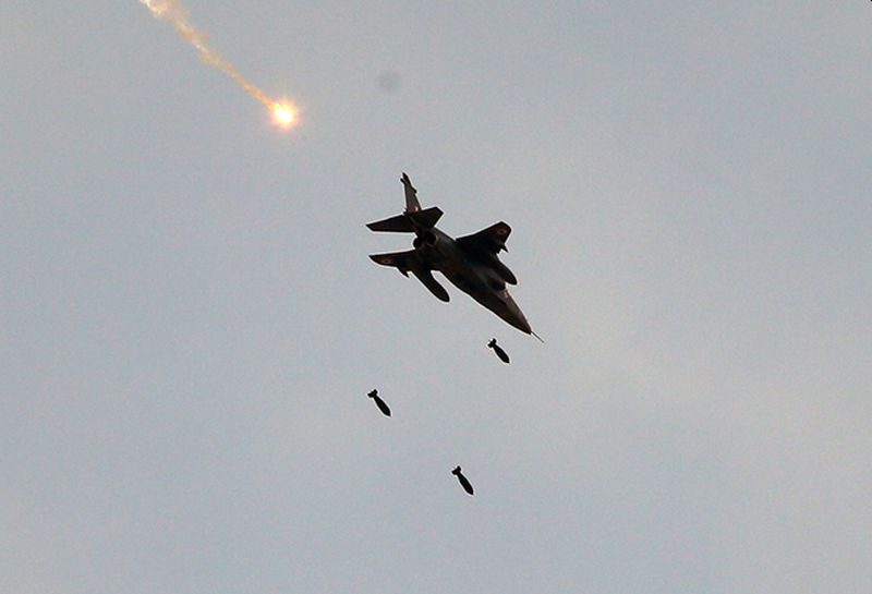 balakot air strike: mirage 2000 fighter pilots will get gallantry awards | एअर स्ट्राइक करणाऱ्या पाच जिगरबाज वैमानिकांना शौर्य पुरस्कार
