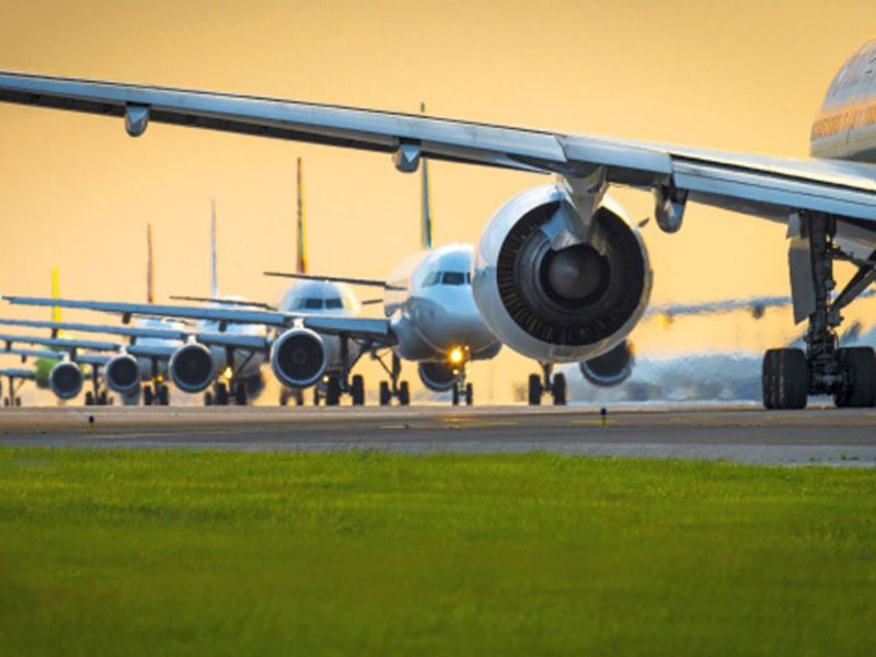 The runway repair caused the airline to be slow down | धावपट्टीच्या दुरुस्तीमुळे विमान वाहतूक मंदावली