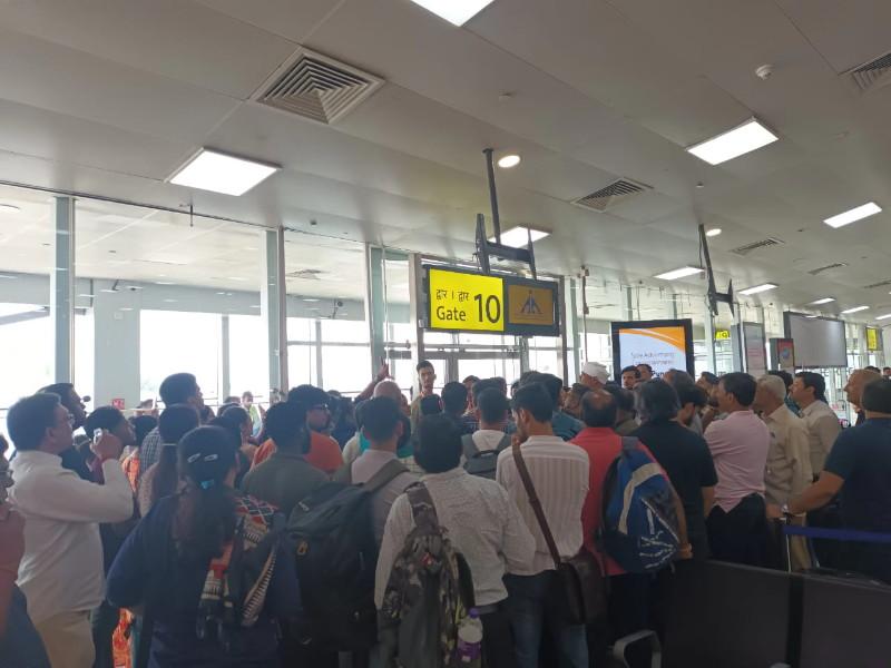 Passengers stuck at Pune airport for 10 hours Flight delays passengers suffer | Video: पुणे विमानतळावर १० तास प्रवासी ताटकळले; विमानाला विलंब, प्रवाशांचा मनस्ताप