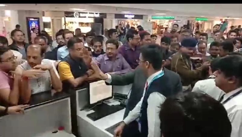 Passenger chaos at Delhi airport: Nagpur planes stuck | दिल्ली विमानतळावर प्रवाशांचा गोंधळ : नागपूरचे विमान अडले