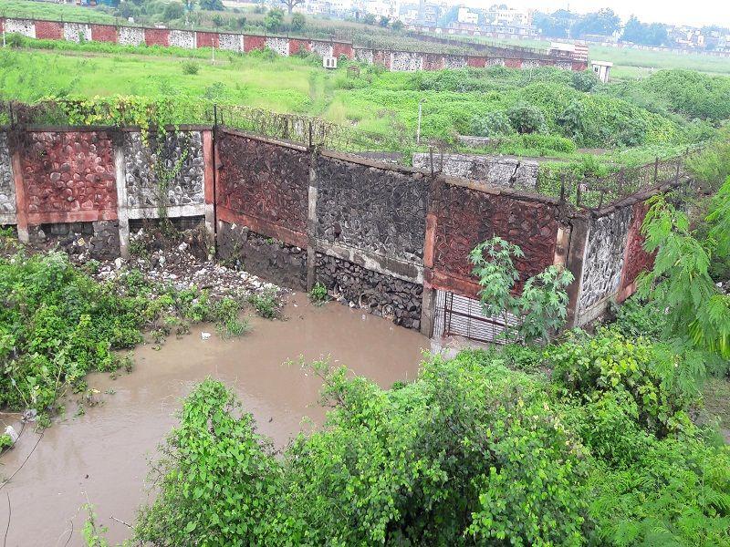 The need to underground the drains beyond the limits of Chikthathana International Airport | चिकलठाणा आंतरराष्ट्रीय विमानतळाच्या हद्दीबाहेरील नाले भूमिगत करण्याची गरज