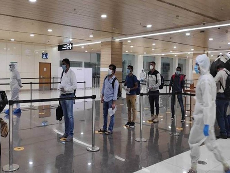 Govt of Maharashtra revises its guidelines for passengers arriving in the state for Omicron variant of the COVID 19 | Omicron : ओमायक्रॉनच्या पार्श्वभूमीवर राज्याच्या मार्गदर्शक तत्वांमध्ये सुधारणा; विदेशातून येणाऱ्या प्रवाशांसाठी कडक नियम