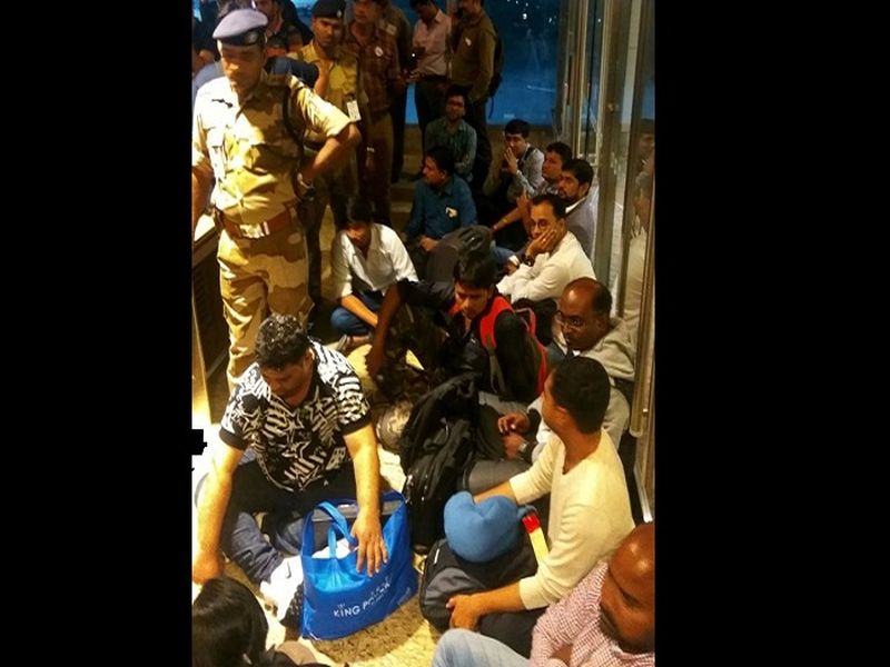 After a seven-hour halt, the passengers of the Mumbai-Ahmedabad flight, the Air India resent | सात तासांच्या खोळंब्यानंतर मुंबई-अहमदाबाद विमानाचं अखेर उड्डाण, प्रवाशांचा एअर इंडियावर संताप