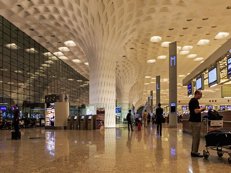 Robbers at the airport of Indian nationals returning from abroad | परदेशातून परतणाऱ्या भारतीय प्रवासी नागरिकांची विमानतळावर लूट