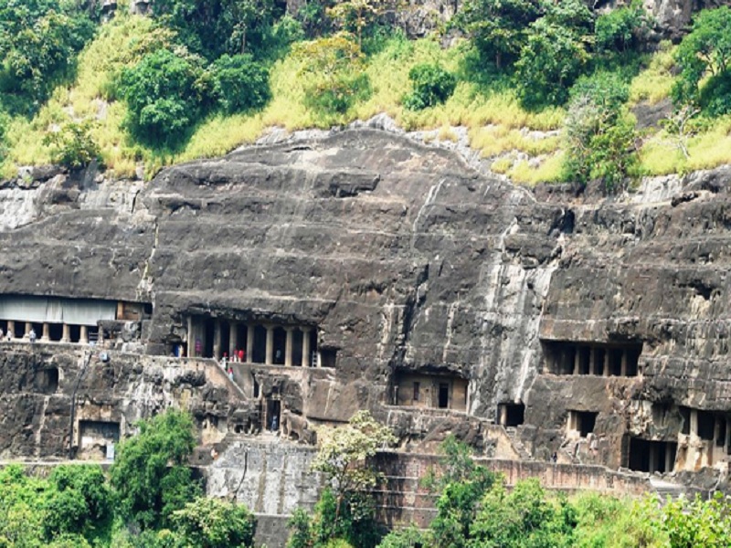 World Heritage Site Ajanta Caves thirsty for 3 years | जगप्रसिद्ध अजिंठा लेणी ३ वर्षांपासून तहानलेली; पर्यटनमंत्र्यांच्या भेटीनंतरही पाणी दूरच