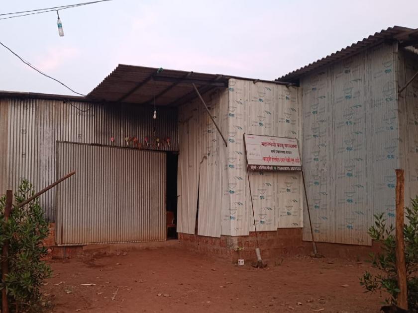 Thieves stole cashew nuts worth five and a half lakh rupees by breaking open the doors of a cashew processing factory at Amjai Verwade kolhapur | Kolhapur: चोरट्यांनी काजू फँक्टरी फोडली, साडेपाच लाखांचा काजूगर लंपास