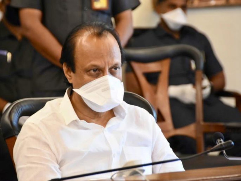 "Put the mask on your face first and then speak" .... Ajit Pawar told the government employee | "आधी मास्क तोंडाला लाव आणि मग बोल..." अजित पवारांनी सरकारी कर्मचाऱ्याला भरला दम