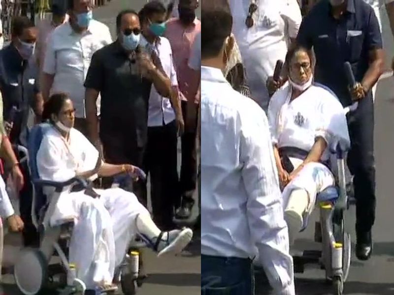 West Bengal CM Mamata Banerjee arrives at Gandhi Murti in Kolkata on a wheelchair | West bengal Assembly Election 2021: ममता बॅनर्जींचा व्हीलचेअरवरून प्रचार सुरु; कोलकातामध्ये मोठा रोड शो, पाहा व्हिडिओ