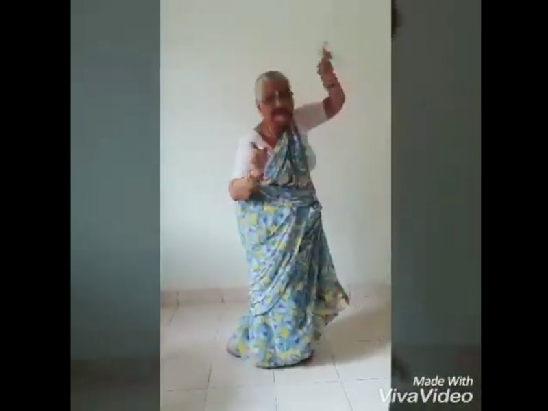 70 years old women from maharashtra dances like skilled dancer | पाहा Video : साडी नेसलेल्या या ७० वर्षीय आजीचं नृत्यकौशल्य पाहून व्हाल थक्क