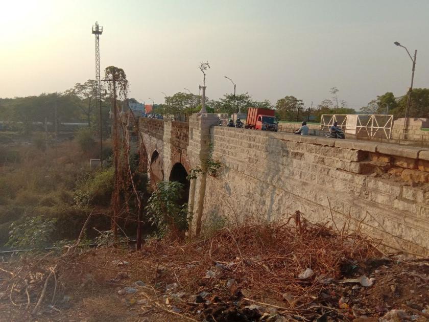 Cracks in the retaining wall of the British-era Ajni railway bridge Nagpur; Fear of a major disaster | ब्रिटिशकालीन अजनी रेल्वे पुलाच्या संरक्षक भिंतीला तडे; मोठ्या दुर्घटनेची भीती