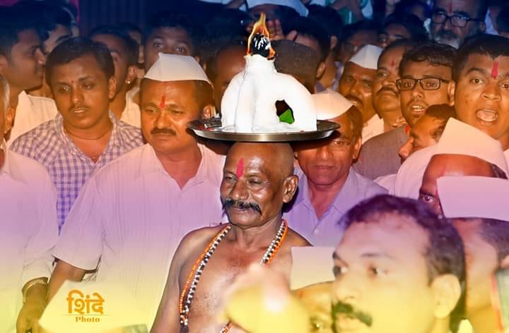 'Aarti of the Aarti' Tharara in Tharara taluka, tradition still alive | ‘डोक्यावरील आरती’चा आजरा तालुक्यात थरार, प्रथा अजूनही जिवंत