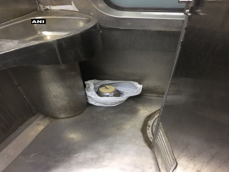 Bombshell objects found in Uttar Pradesh's Akalchat Express | उत्तर प्रदेशात अकालतख्त एक्स्प्रेसमध्ये आढळला बॉम्ब