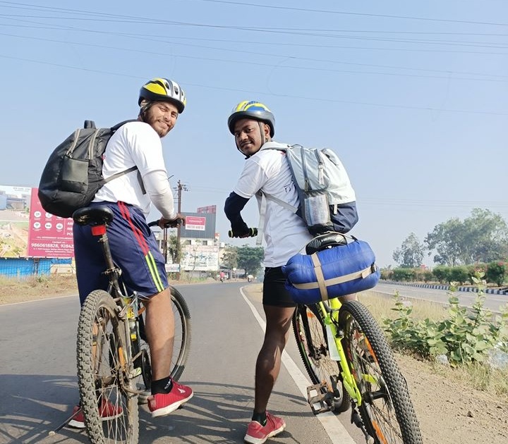 Two yards to Kolhapuri, bicycles to Delhi | दोन गडी कोल्हापुरी, सायकलने दिल्ली व्दारी