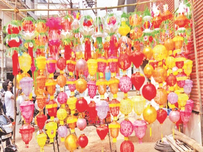 Akash lantern market in Rajasthan, Gujarat in the city | नगरमध्ये राजस्थान, गुजरातचे आकाश कंदील बाजारात