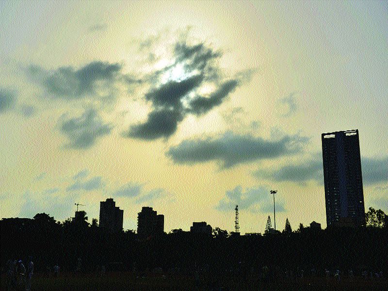 The atmosphere in Mumbai is cloudy | मुंबईतील वातावरण ढगाळ