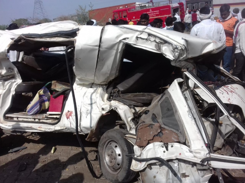 Container crushes passenger vehicle; Fear of 8 people killed | कंटेनरने प्रवासी वाहनाला चिरडले; १३ जण ठार
