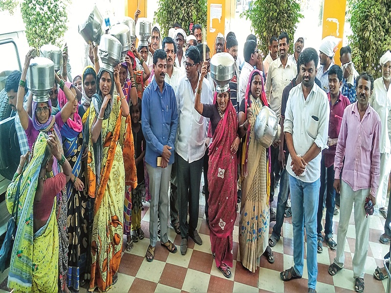 Shevgaon Panchayat Committee Handa Morcha leads to scandals, women invaders and officers | शेवगाव पंचायत समिती हंडा मोर्चाने दणाणली, महिला आक्रमक, अधिकाऱ्यांना घेराव