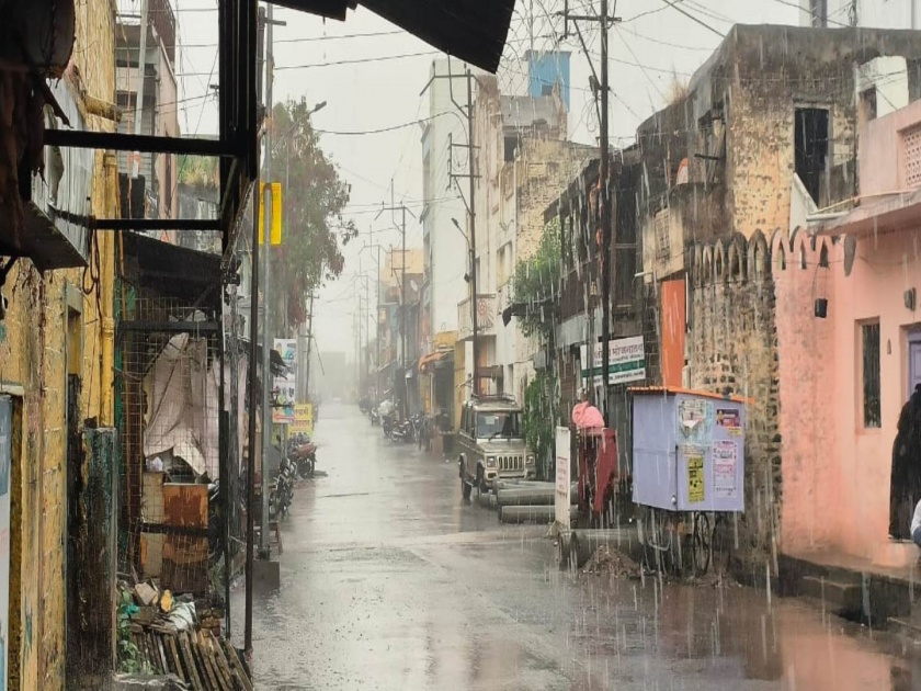 heavy rain in akkalkot city since half an hour lightning and stormy winds | अक्कलकोट शहरात अर्धा तासापासून जोरदार पाऊस; विजेचा कडकडाट अन् वादळी वारे