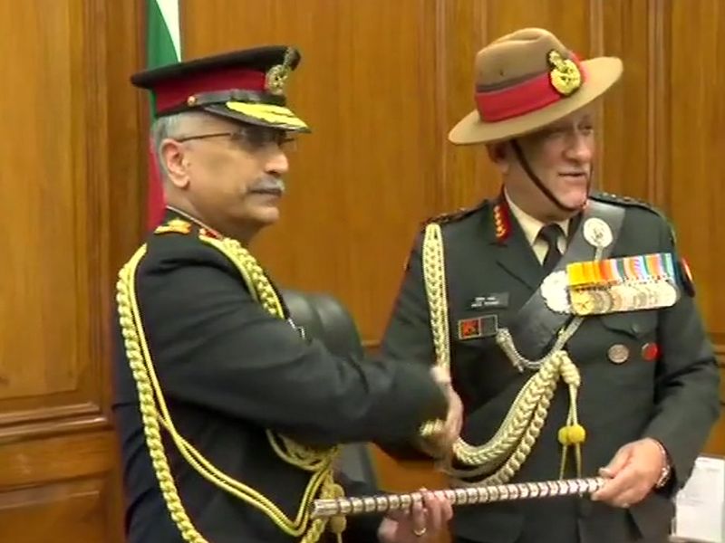 General Manoj Mukund Naravane takes over as the 28th Chief of Army Staff, succeeding General Bipin Rawat | महाराष्ट्राचे पुत्र मनोज नरवणे यांनी लष्करप्रमुखपदाची सूत्रे स्वीकारली