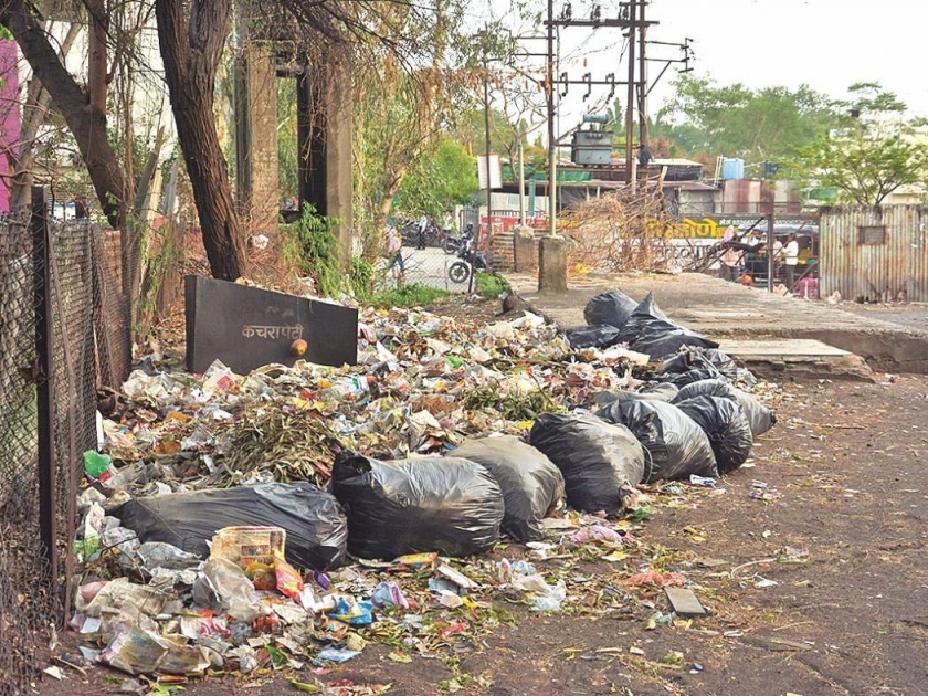 Garbage problem continue in Akola city | अकोल्यात घंटागाड्यांचा लवाजमा; कचरा जैसे थे!