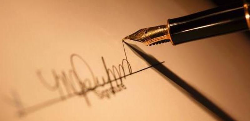 fake signature; FIR against school and headmaster | बनावट स्वाक्षरी केल्याने शाळेवर फौजदारी कारवाई