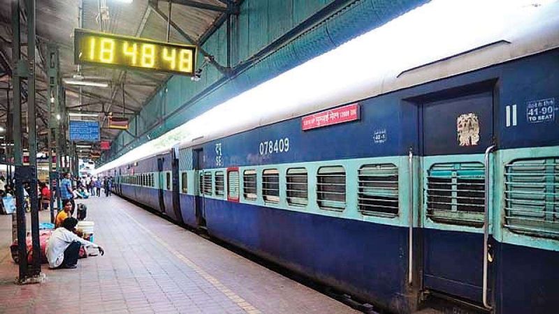 Waiting for Pune, Mumbai; The number of train passengers increased | पुणे, मुंबईसाठी वेटिंग; रेल्वे प्रवाशांची संख्या वाढली