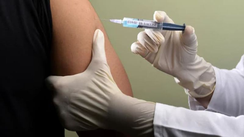 Men ahead of women in corona vaccination | कोरोना लसीकरणात पुरुष महिलांच्या पुढे