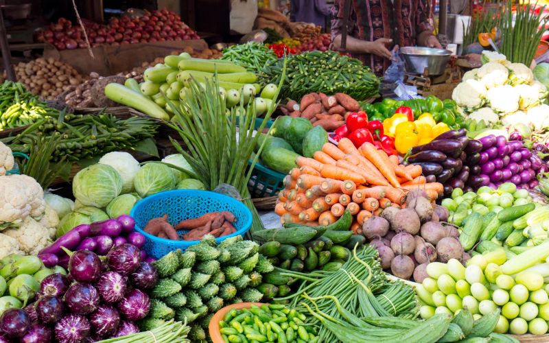 Prices of vegetables fell; Prices of dried fruits rise! | भाजीपाल्याचे भाव घसरले; सुकामेव्याच्या भावात वाढ!