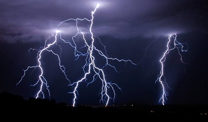 Lightning blocking device in four places in Washim district! | वाशिम जिल्ह्यातील चारही ठिकाणचे वीज अवरोधक यंत्र निकामी!
