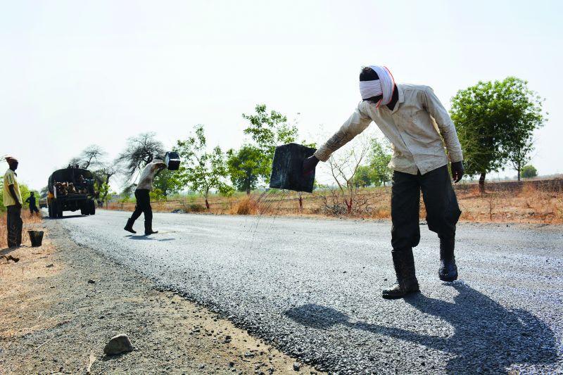 First, repair the roads, then drain the water channels - Jitendra Wagh | आधी रस्ते दुरुस्ती, त्यानंतर जलवाहिनीचे जाळे टाका - जितेंद्र वाघ