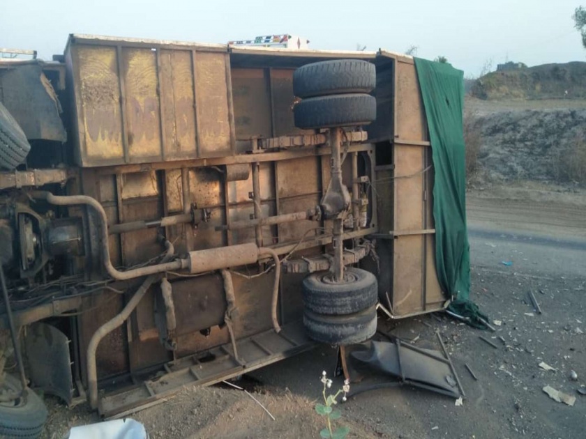 Benzo party vehicle and truck accident, one killed, 13 injured | बेंजो पार्टीचे वाहन आणि ट्रकमध्ये अपघात, एकाचा मृत्यू, 13 जखमी
