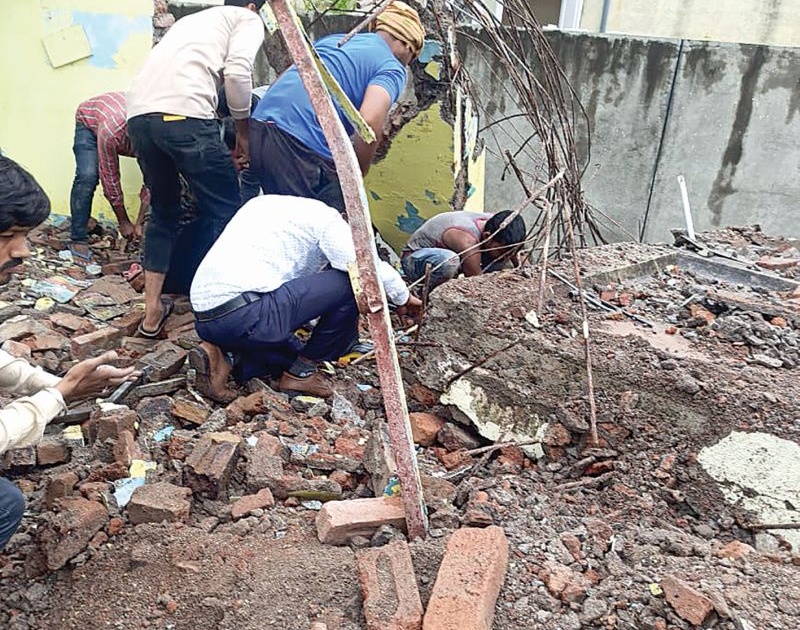 Laborer dies after house slab collapses | घराचा स्लॅब कोसळल्याने मजुराचा मृत्यू