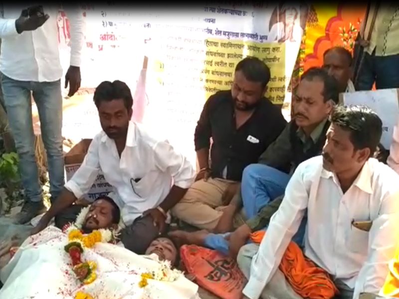 Pahar Jana Shakti protested against government policy | प्रहार जनशक्तीचं अकोल्यात 'जिवंत मुर्दे पूजा' आंदोलन, शासनाच्या धोरणाचा निषेध