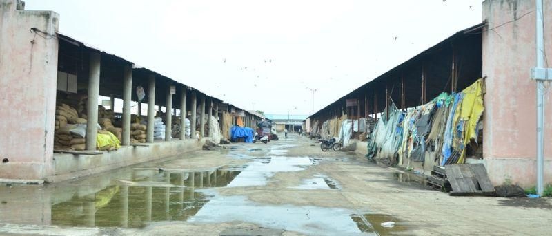 Due to untimely rains, the Akola market committee declined | अवकाळी पावसामुळे अकोला बाजार समितीत आवक घटली